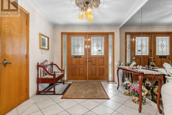 370 Maple Leaf Drive, Toronto, ON M6L1P6 Photo 2