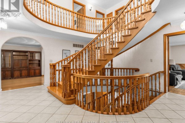 370 Maple Leaf Drive, Toronto, ON M6L1P6 Photo 3