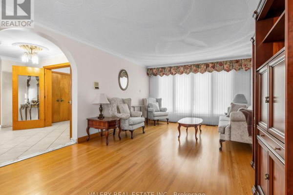 370 Maple Leaf Drive, Toronto, ON M6L1P6 Photo 4