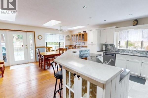 Kitchen - 3700 Mackenzie Ave, Powell River, BC V8A3E8 Photo 5
