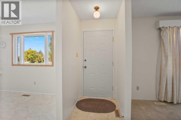 Primary Bedroom - 3706 51 Avenue, Innisfail, AB T4G1H6 Photo 4