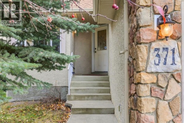 Kitchen - 371 Banister Drive, Okotoks, AB T1S1X9 Photo 4