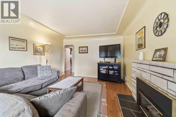 3713 Kincaid Street, Burnaby, BC V5G1V4 Photo 2