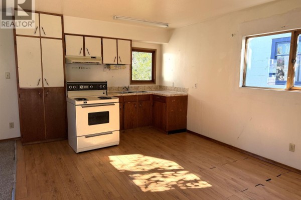 Kitchen - 3715 2nd Avenue, Smithers, BC V0J2N0 Photo 2