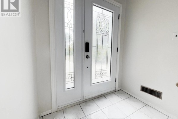 Bathroom - 3720 Brandon Gate Drive, Mississauga, ON L4T3M8 Photo 5