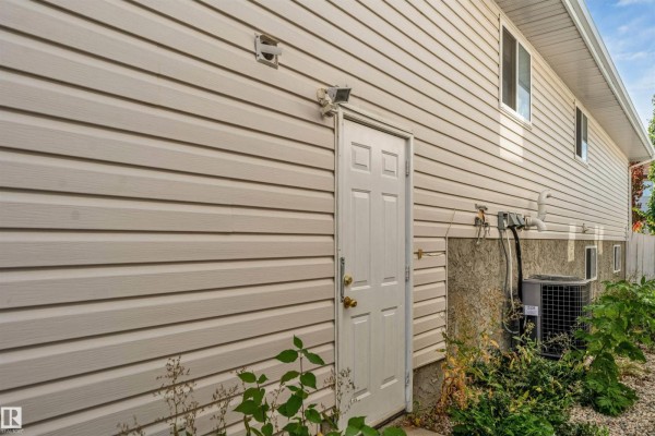 Family room - 3738 28a St Nw, Edmonton, AB T6T1M3 Photo 4