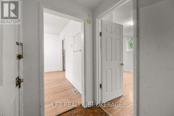 Living room - 374 Barrie Street, Kingston, ON K7K3T4 Photo 5