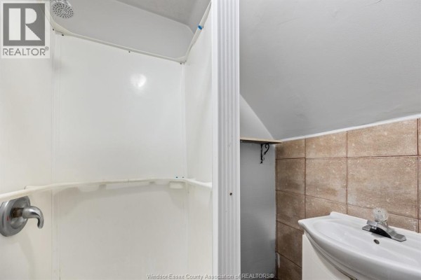 4pc Bathroom - 374 Campbell, Windsor, ON N9H2B3 Photo 5