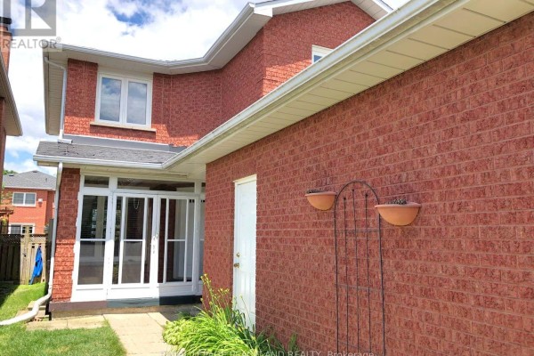 Family room - 375 Pickering Crescent, Newmarket, ON L3Y8G8 Photo 2