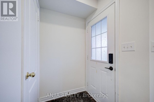 Eating area - 375 White's Hill Avenue, Markham, ON L6B0J3 Photo 4