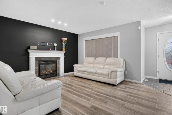 Kitchen - 3755 20 St Nw, Edmonton, AB T6T1R8 Photo 3