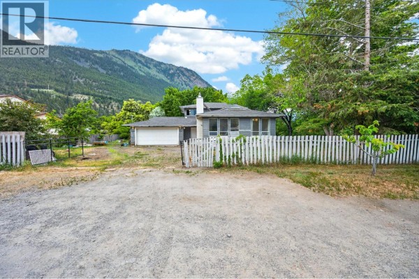 Laundry room - 376 Hollywood Crescent, Lillooet, BC V0K1V0 Photo 4