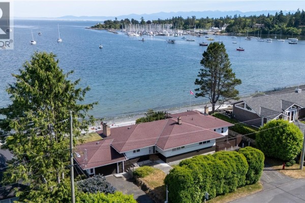 3767 Waring Pl, Saanich, BC V8P5E9 Photo 2