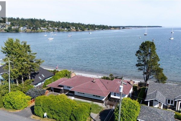 3767 Waring Pl, Saanich, BC V8P5E9 Photo 3