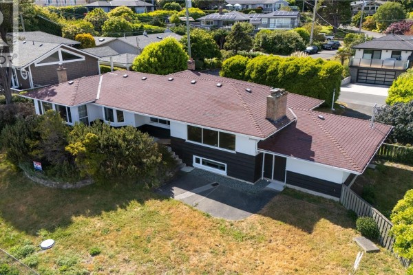 3767 Waring Pl, Saanich, BC V8P5E9 Photo 4