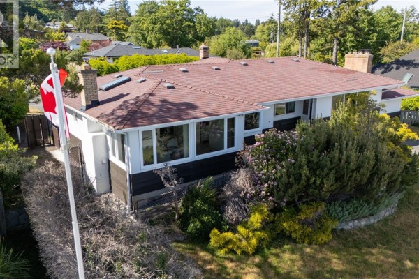 3767 Waring Pl, Saanich, BC V8P5E9 Photo 5