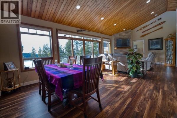 Foyer - 3779 Emerald Crescent, Lac La Hache, BC V0K1T1 Photo 5