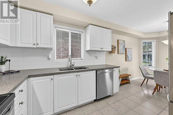 Living room - 378 Marble Place, Newmarket, ON L3X2P1 Photo 3
