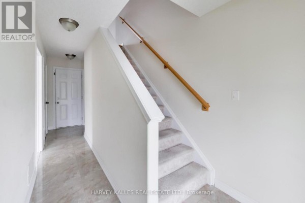 Living room - 38 - 1 Leggott Avenue, Barrie, ON L4M0K7 Photo 4