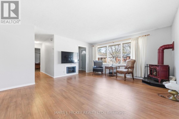 Living room - 38 Beach Avenue, Deep River, ON K0J1P0 Photo 4