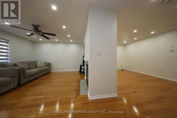 Kitchen - 38 Bobolink Avenue, Toronto, ON M1X1W3 Photo 4