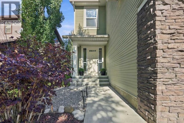Kitchen - 38 Drake Landing Drive, Okotoks, AB T1S0B9 Photo 2