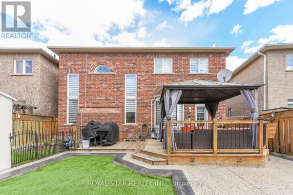 Kitchen - 38 Robitaille Drive, Brampton, ON L6R0H6 Photo 4