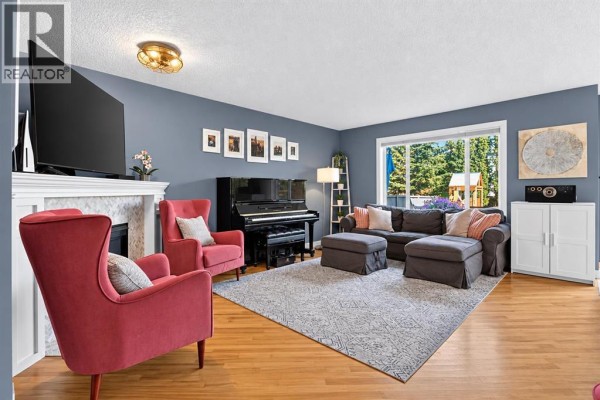 Living room - 38 Somerside Crescent Sw, Calgary, AB T2Y4G8 Photo 5