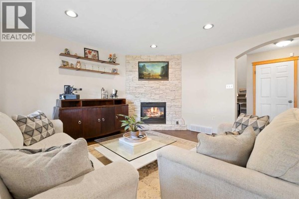 Dining room - 38 Sunrise Road Sw, Medicine Hat, AB T1B4P2 Photo 3