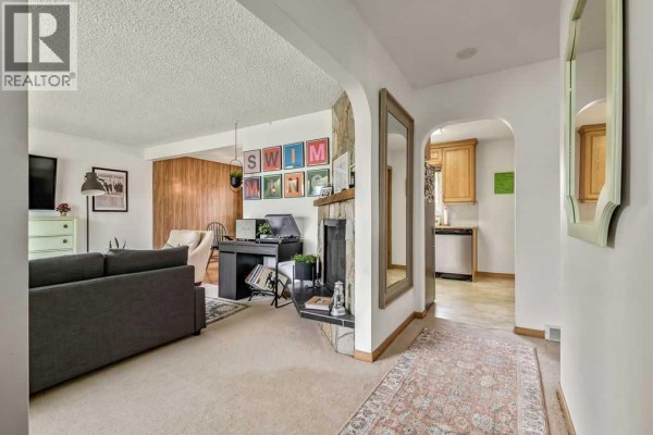 Living room - 3807 25 Avenue Sw, Calgary, AB T3E0L3 Photo 5