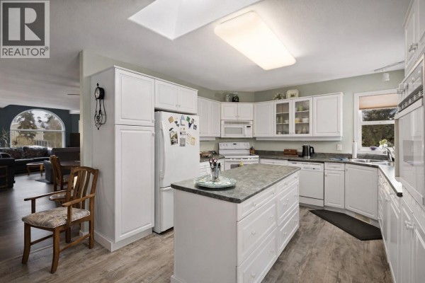Recreation room - 381 Robin Drive, Barriere, BC V0E1E0 Photo 5