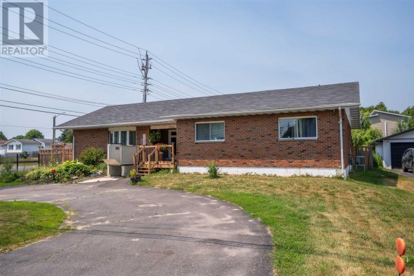 3810 Queen St E, Sault Ste  Marie, ON, photo 2