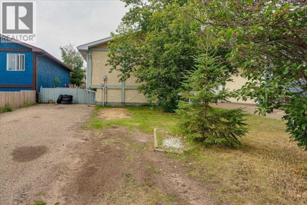 3pc Bathroom - 3811 52 Avenue, Ponoka, AB T4J1C8 Photo 2