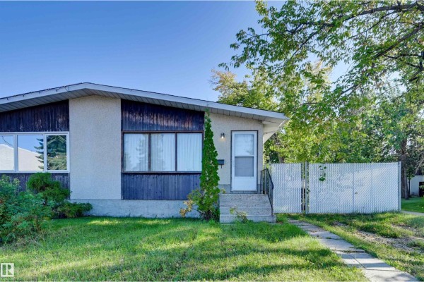 Dining room - 3813 134 Av Nw, Edmonton, AB T5A3J7 Photo 2