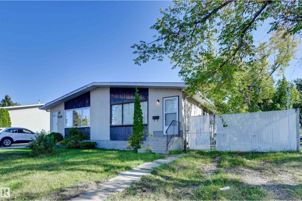 Primary Bedroom - 3813 134 Av Nw, Edmonton, AB T5A3J7 Photo 4