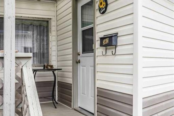 4pc Bathroom - 382 Belanca Crescent Sw, Medicine Hat, AB T1A7A1 Photo 2