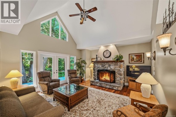 382 Dorset Rd, Qualicum Beach, BC, photo 2