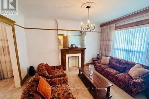 Foyer - 382 Roxton Road, Toronto, ON M6G3R2 Photo 3