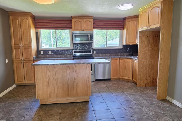 Kitchen - 3822 114 Av Nw, Edmonton, AB T5W0S6 Photo 2