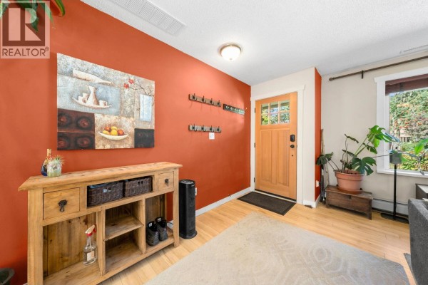 38248 Hemlock Avenue, Squamish, BC V8B0X1 Photo 2