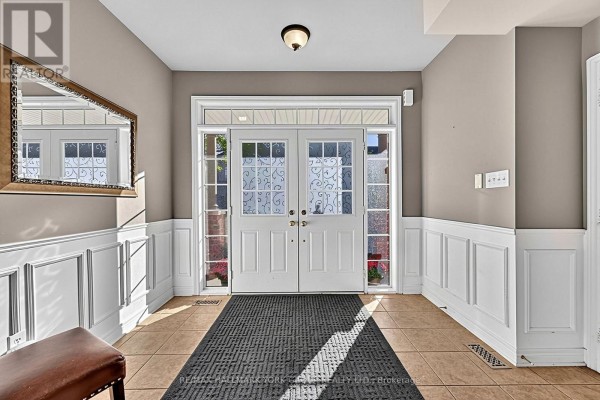Dining room - 383 Gilpin Drive, Newmarket, ON L3X3H2 Photo 4