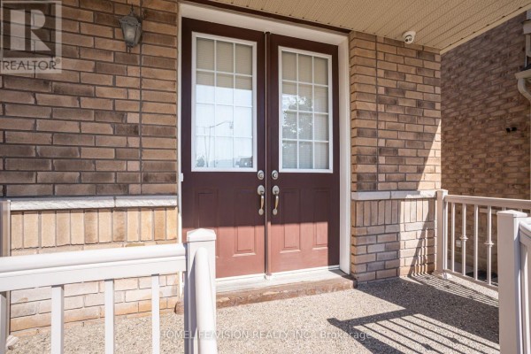 383 Royal West Drive, Brampton, ON, photo 2