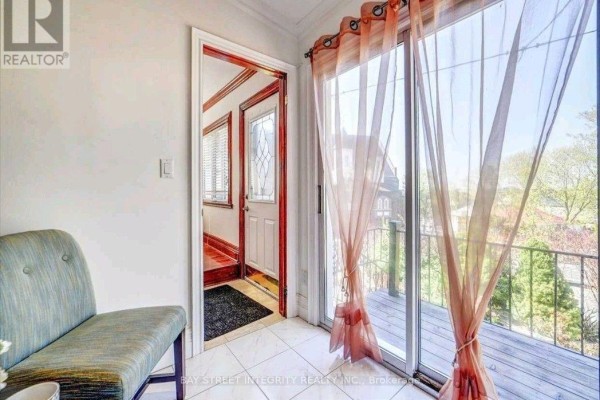Kitchen - 383 Silverthorn Avenue, Toronto, ON M6M3H1 Photo 3