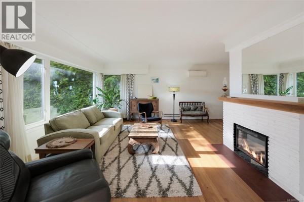3832 Pitcombe Pl, Saanich, BC, photo 3