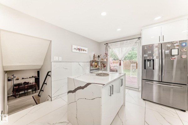 Kitchen - 3843 47 St Nw, Edmonton, AB T6L5B3 Photo 3