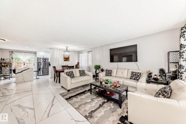 Family room - 3843 47 St Nw, Edmonton, AB T6L5B3 Photo 4