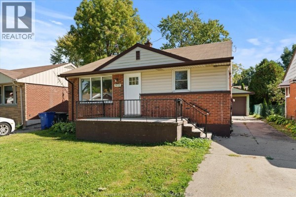 4pc Bathroom - 3859 Birch, Windsor, ON N9C1Z4 Photo 2