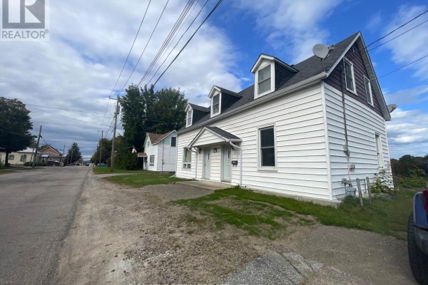 Bathroom - 387 Moffat Street, Pembroke, ON K8A3X8 Photo 2