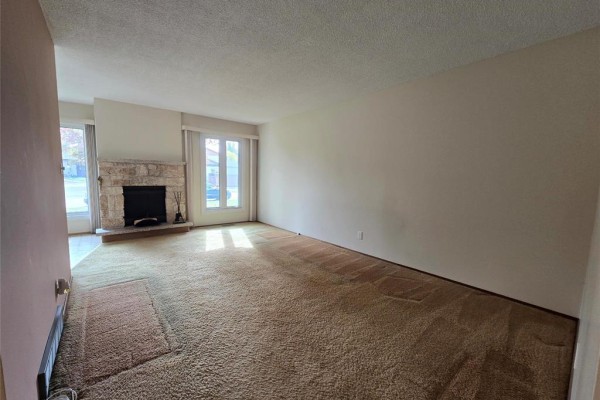 Primary Bedroom - 387 Novavista Drive, Winnipeg, MB R2N1E9 Photo 2