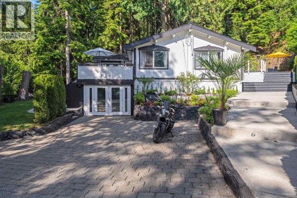 3870 Emerald Drive, North Vancouver, BC V7R3B8 Photo 2